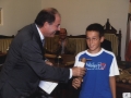 Recepción a jóvenes deportistas de Hondarribia : el alcalde Jauregi entregando un diploma conmemorativo