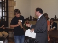 Recepción a jóvenes deportistas de Hondarribia : el alcalde Jauregi entregando un diploma conmemorativo