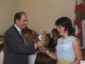 Recepción a jóvenes deportistas de Hondarribia : el alcalde Jauregi entregando un diploma conmemorativo