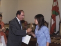 Recepción a jóvenes deportistas de Hondarribia : el alcalde Jauregi entregando un diploma conmemorativo