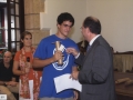 Recepción a jóvenes deportistas de Hondarribia : el alcalde Jauregi entregando un diploma conmemorativo