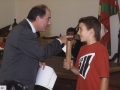 Recepción a jóvenes deportistas de Hondarribia : el alcalde Jauregi entregando un diploma conmemorativo