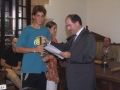 Recepción a jóvenes deportistas de Hondarribia : el alcalde Jauregi entregando un diploma conmemorativo