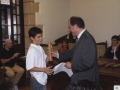 Recepción a jóvenes deportistas de Hondarribia : el alcalde Jauregi entregando un diploma conmemorativo