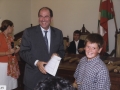 Recepción a jóvenes deportistas de Hondarribia : el alcalde Jauregi entregando un diploma conmemorativo