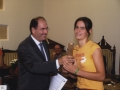 Recepción a jóvenes deportistas de Hondarribia : el alcalde Jauregi entregando un diploma conmemorativo