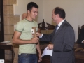 Recepción a jóvenes deportistas de Hondarribia : el alcalde Jauregi entregando un diploma conmemorativo