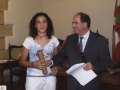 Recepción a jóvenes deportistas de Hondarribia : el alcalde Jauregi entregando un diploma conmemorativo