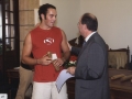 Recepción a jóvenes deportistas de Hondarribia : el alcalde Jauregi entregando un diploma conmemorativo