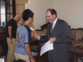 Recepción a jóvenes deportistas de Hondarribia : el alcalde Jauregi entregando un diploma conmemorativo
