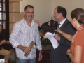Recepción a jóvenes deportistas de Hondarribia : el alcalde Jauregi entregando un diploma conmemorativo