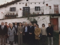 Nombramiento de Hijo Adoptivo de Hondarribia a Álvaro Enrique Arzú Irigoyen, Presidente Constitucional de la República de Guatemala : la comitiva y el Presidente de Guatemala posandondo delante del caserío Artzu