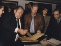 Nombramiento de Hijo Adoptivo de Hondarribia a Álvaro Enrique Arzú Irigoyen, Presidente Constitucional de la República de Guatemala : el Presidente de Guatemala contemplando unos documentos antiguos junto a Gregorio Berrotaran