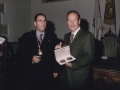 Nombramiento de Hijo Adoptivo de Hondarribia a Álvaro Enrique Arzú Irigoyen, Presidente Constitucional de la República de Guatemala : el alcalde Jauregi hace entrega de un recuerdo conmemorativo al Presidente guatemalteco