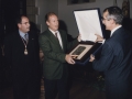 Nombramiento de Hijo Adoptivo de Hondarribia a Álvaro Enrique Arzú Irigoyen, Presidente Constitucional de la República de Guatemala : Jose Mari Muñoa le hace entrega de un recuerdo conmemorativo al Presidente guatemalteco