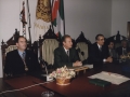 Nombramiento de Hijo Adoptivo de Hondarribia a Álvaro Enrique Arzú Irigoyen, Presidente Constitucional de la República de Guatemala : el Presidente entre el alcalde Jauregi y Jose Mari Muñoa