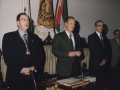 Nombramiento de Hijo Adoptivo de Hondarribia a Álvaro Enrique Arzú Irigoyen, Presidente Constitucional de la República de Guatemala : el Presidente entre el alcalde Jauregi y Jose Mari Muñoa