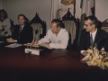 Nombramiento de Hijo Adoptivo de Hondarribia a Álvaro Enrique Arzú Irigoyen, Presidente Constitucional de la República de Guatemala : el Presidente Álvaro Enrique Arzú Irigoyen estampa su rúbrica en el libro de visitas