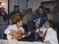 Nombramiento de Hijo Adoptivo de Hondarribia a Álvaro Enrique Arzú Irigoyen, Presidente Constitucional de la República de Guatemala : el Presidente tocando la guitarra junto a Jose Mari Muñoa
