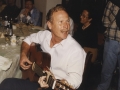 Nombramiento de Hijo Adoptivo de Hondarribia a Álvaro Enrique Arzú Irigoyen, Presidente Constitucional de la República de Guatemala : el Presidente tocando la guitarra