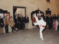Concesión de la "Insignia de Oro de la Ciudad" a la Comunidad de Religiosas de las Hijas de la Caridad de San Vicente de Paul y a José Manuel Azcue Aguinagalde : dantzari bailando un aurresku, ante la mirada de los asistentes al acto