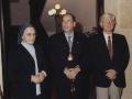 Concesión de la "Insignia de Oro de la Ciudad" a la Comunidad de Religiosas de las Hijas de la Caridad de San Vicente de Paul y a José Manuel Azcue Aguinagalde : el alcalde Jauregi junto a homenajeados
