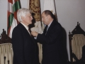 Concesión de la "Insignia de Oro de la Ciudad" a la Comunidad de Religiosas de las Hijas de la Caridad de San Vicente de Paul y a José Manuel Azcue Aguinagalde : el alcalde Jauregi imponiendo la Insignia de Oro a José Manuel Azcue Aguinagalde