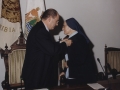 Concesión de la "Insignia de Oro de la Ciudad" a la Comunidad de Religiosas de las Hijas de la Caridad de San Vicente de Paul y a José Manuel Azcue Aguinagalde : el alcalde Jauregi imponiendo la Insignia de Oro a la representante de la comunidad de religiosas