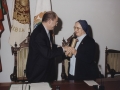 Concesión de la "Insignia de Oro de la Ciudad" a la Comunidad de Religiosas de las Hijas de la Caridad de San Vicente de Paul y a José Manuel Azcue Aguinagalde : el alcalde Jauregi entregando un diploma a la representante de la comunidad de religiosas