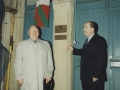 El alcalde Borja Jauregi y Jean Gratien Haritschelhar Presidente de la Real Academia de la Lengua Vasca descubren una placa en la casa natal de Bordari el día de su homenaje
