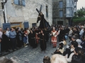 La procesión recorriendo lentamente las calles de Hondarribia en Semana Santa