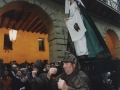La procesión recorriendo lentamente las calles de Hondarribia en Semana Santa