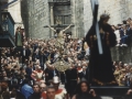 La procesión recorriendo lentamente las calles de Hondarribia en Semana Santa