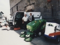 José Manuel Nogueras presentando la nuevo maquinaria de limpieza en la plaza de Armas