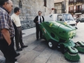 José Manuel Nogueras presentando la nuevo maquinaria de limpieza en la plaza de Armas