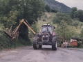 Tractor con desbrozadora en tareas de limpieza en Behemendi