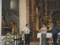 Miembros del ayuntamiento de Hondarribia visitando una iglesia
