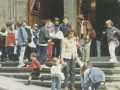 Niños en la escalinata de la iglesia de Hondarribia