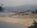 Vista de la zona de la playa, del pueblo y de las obras para la contrucción del puerto deportivo