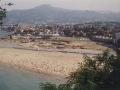 Vista de la zona de la playa, del pueblo y de las obras para la contrucción del puerto deportivo