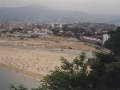 Vista de la zona de la playa, del pueblo y de las obras para la contrucción del puerto deportivo