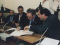 Concesión de la Insignia de Oro de Hondarribia al ex alcalde Alfonso Manuel Oronoz : el homenajeado firmando en el Libro de Oro