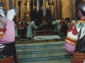 Los sacerdotes introduciendo en la urna de cristal el Cristo rodeados de los 25 romanos, Jaungoiko hartzaileak, en la procesión de Semana Santa