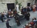 La procesión recorriendo lentamente las calles de Hondarribia en Semana Santa