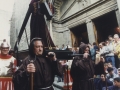 La procesión recorriendo lentamente las calles de Hondarribia en Semana Santa