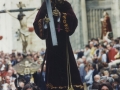 La procesión recorriendo lentamente las calles de Hondarribia en Semana Santa