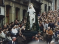 La procesión recorriendo lentamente las calles de Hondarribia en Semana Santa