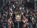 La procesión recorriendo lentamente las calles de Hondarribia en Semana Santa