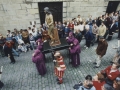 La procesión recorriendo lentamente las calles de Hondarribia en Semana Santa