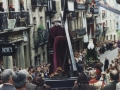 La procesión recorriendo lentamente las calles de Hondarribia en Semana Santa